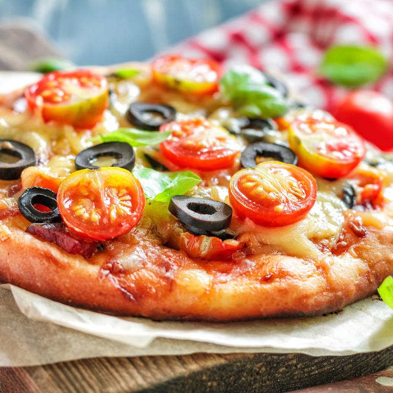 Pizza mit Tomaten und Oliven (Foto: Colourbox)