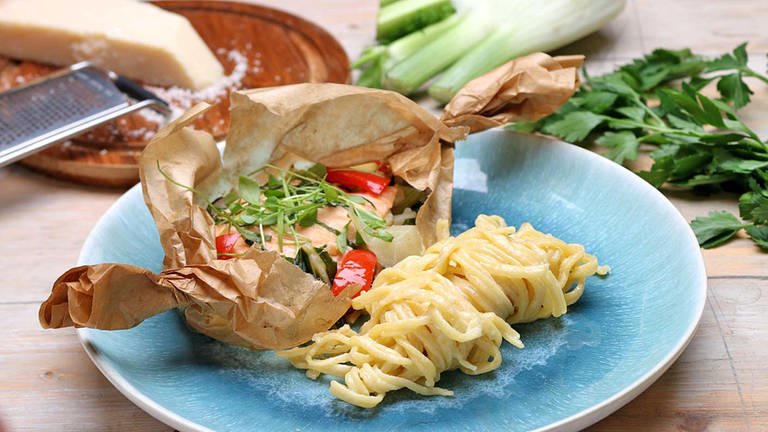 Saibling aus dem Pergament mit Parmesan-Spaghettini (Foto: SWR)