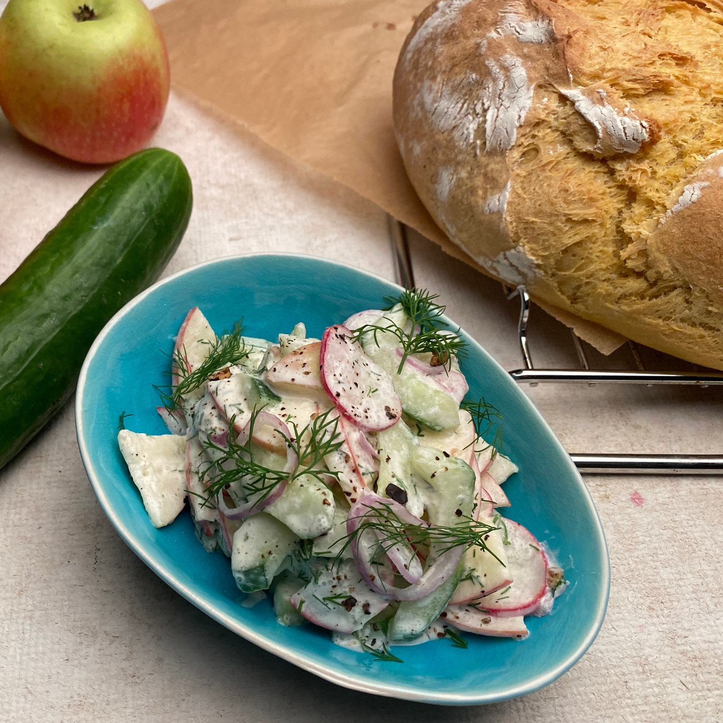 Apfelsalat mit Gurke und Maisbrot - Rezepte - Kaffee oder Tee - TV