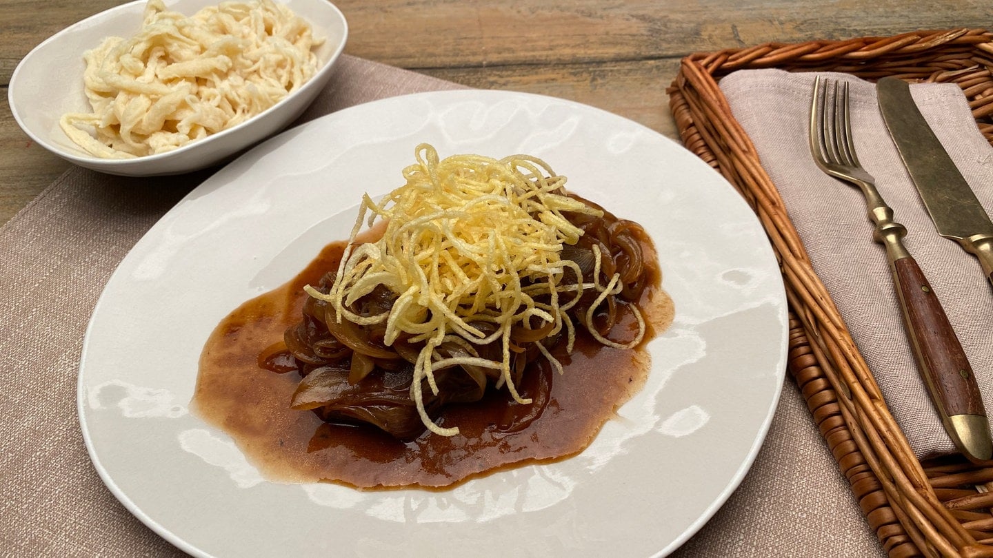 Rostbraten mit Zwiebeln, Kartoffelstroh und Spätzle - Rezepte - Kaffee ...