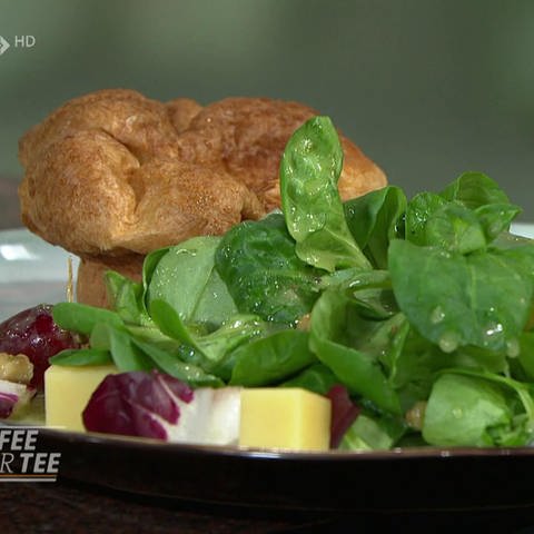 Pikanter Pfitzauf mit Salat (Foto: SWR)