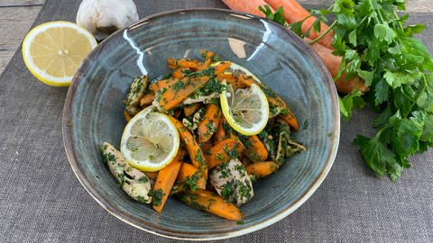 Hühnchensalat mit Karotten (Foto: SWR)