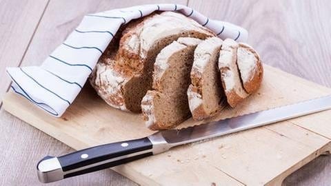 Messer liegt neben einem Brot (Foto: Colourbox.de -)
