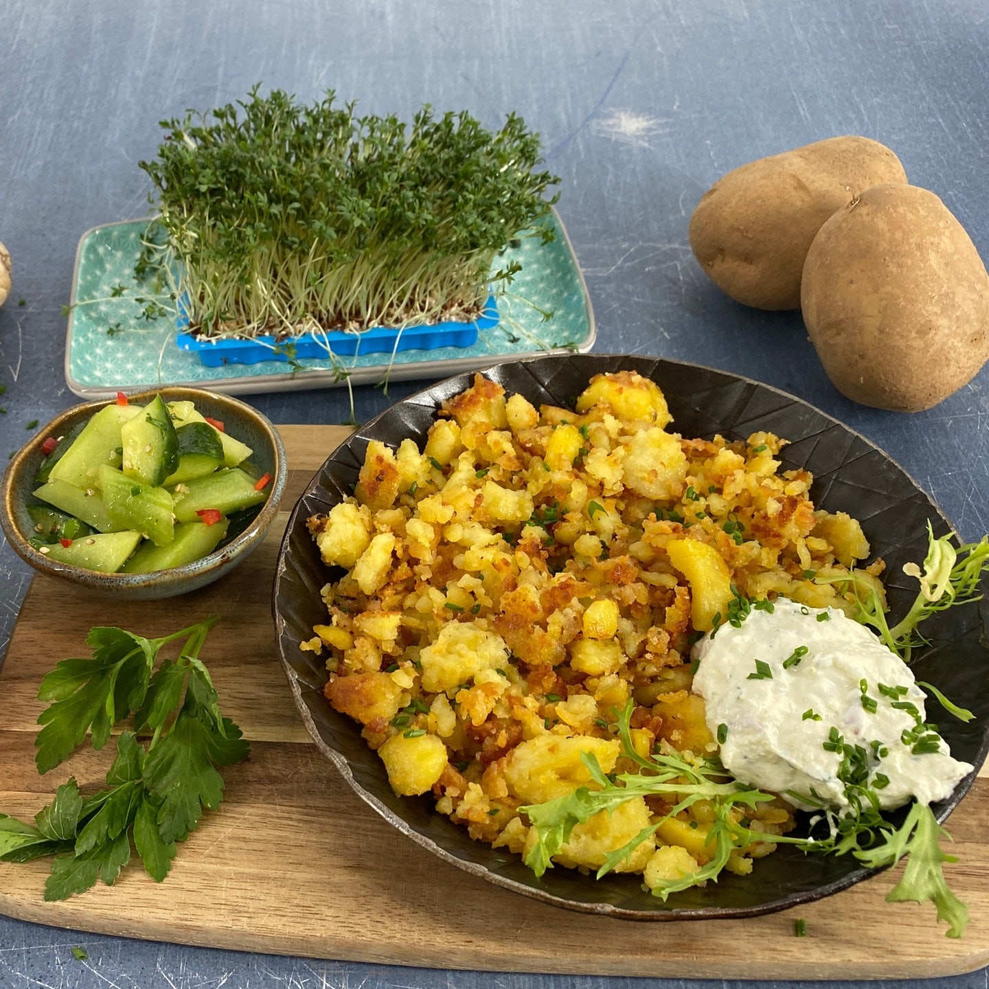 Rezepte: Gebratene Kartoffelraspel mit Klatschgurken &amp; Kresseschmand ...