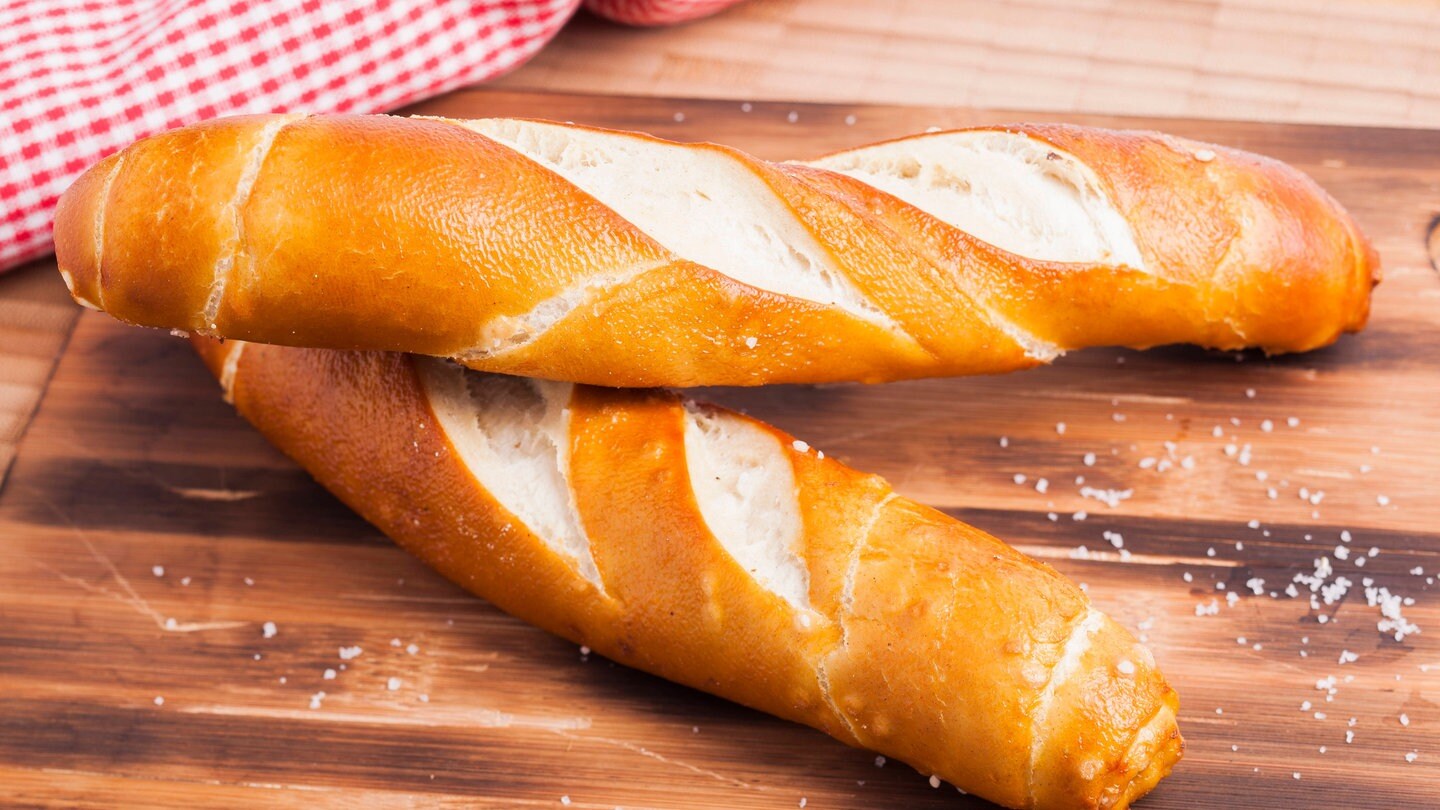 üBerbackene Laugenstange Mit Feta Oliven Tomaten Und Zwiebeln - Rezepte ...
