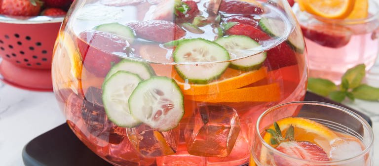 Bowlebehälter mit Gläsern mit Erdbeeren, Orange und Gurke (Foto: IMAGO, Bildnummer: 0083322686)
