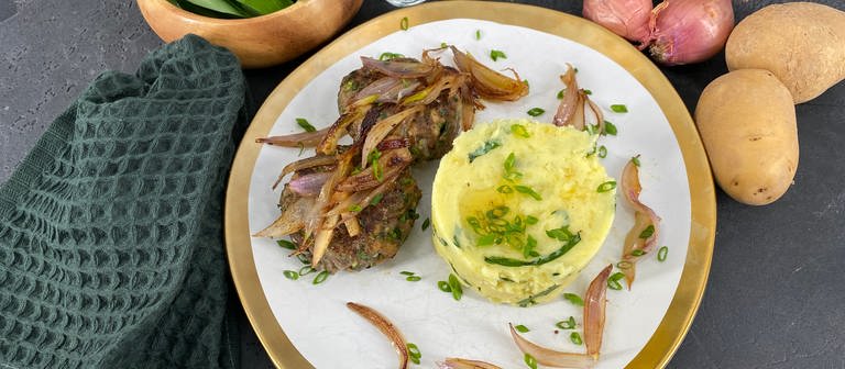 Bärlauch-Kartoffeln mit Sauerrahm und Fleischküchle (Foto: SWR)
