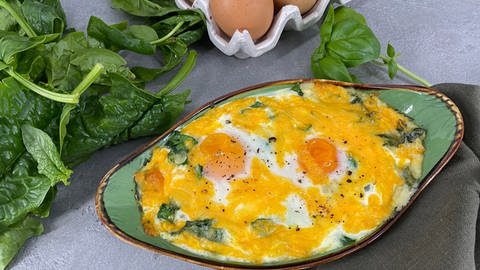 Überbackene Eier mit Käse und Spinat (Foto: SWR)