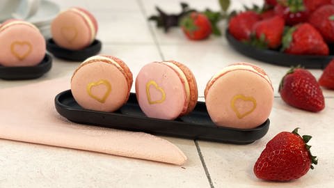 Kokos-Erdbeer-Macarons (Foto: SWR)