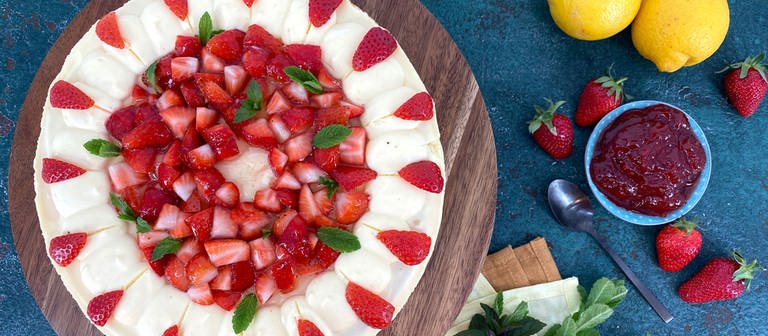 Zitronensahne-Kuchen mit Erdbeeren (Foto: SWR)