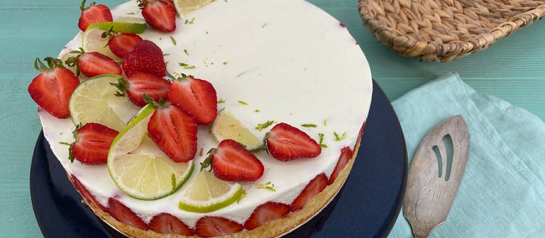 Joghurt-Limetten-Torte mit Erdbeeren (Foto: SWR)