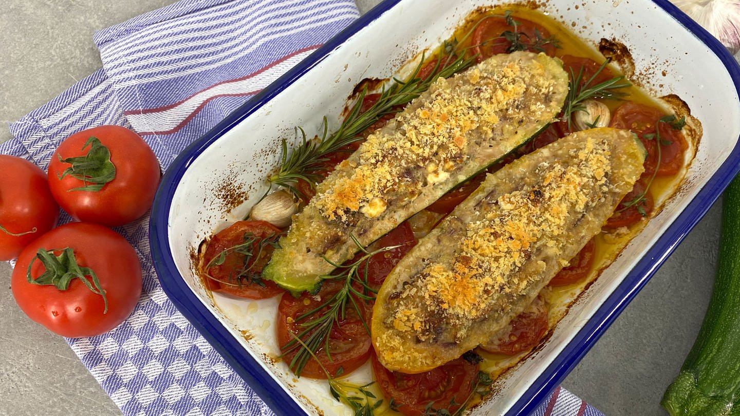 Rezept: Gefüllte Zucchini mit Hackfleisch und Feta - Rezepte - Kaffee ...