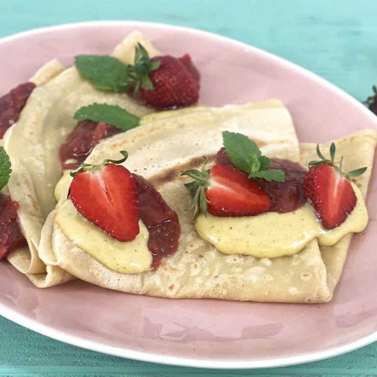 Crêpes und Vanillepudding mit Rhabarberkompott und Erdbeeren - Rezepte ...