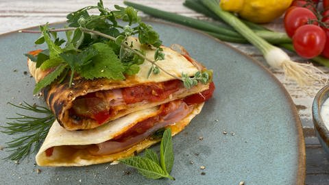Tortilla-Taschen mit Bergkäse und Tomaten (Foto: SWR)
