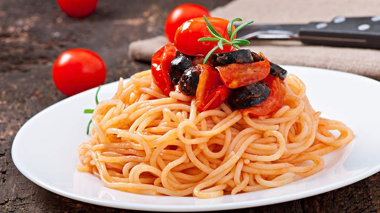 Spaghetti mit Tomaten und Oliven (Foto: Colourbox)