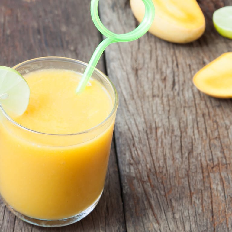 Cocktail mit Orange, Limette und Mango (Foto: Colourbox)