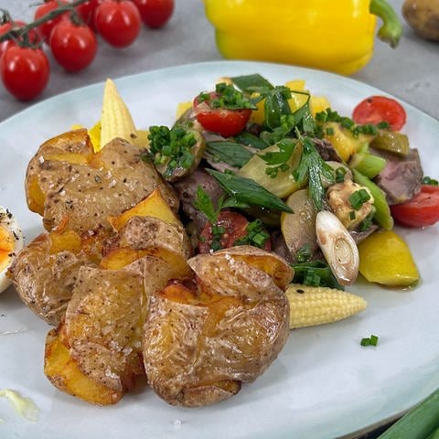 Rindfleischsalat mit frittierten Kartoffeln (Foto: SWR)