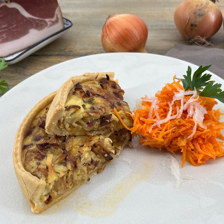 Röstzwiebelkuchen mit Karotten-Rettich-Salat (Foto: SWR)