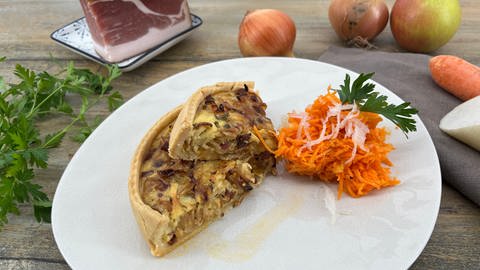 Röstzwiebelkuchen mit Karotten-Rettich-Salat (Foto: SWR)