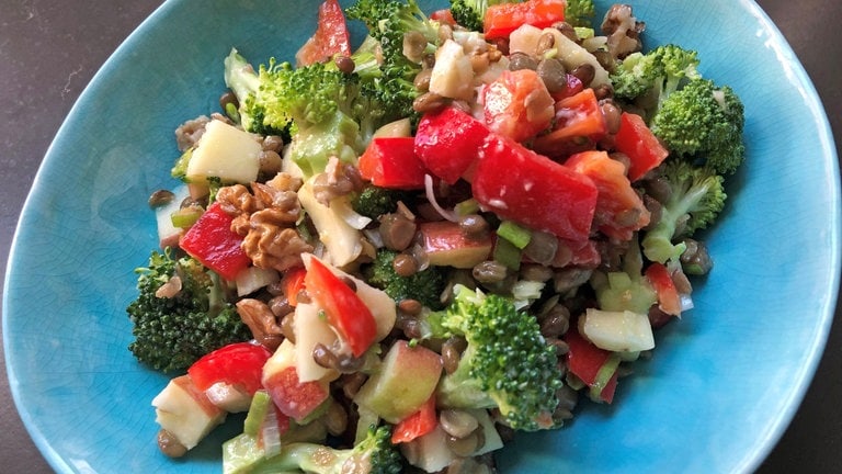 Brokkoli-Apfel-Salat mit Linsen und Walnüssen - Rezepte - Kaffee oder ...