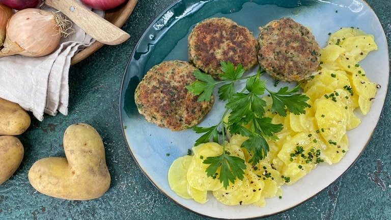 Fleischküchle mit Kartoffelsalat - Rezepte - Kaffee oder Tee - TV