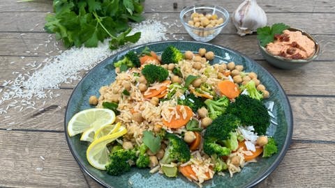 Reispfanne mit Ingwer, Karotten, Kichererbsen und Brokkoli (Foto: SWR)