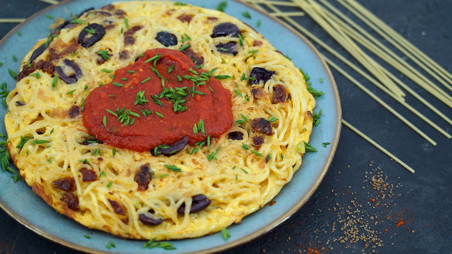 Sphaghetti-Frittata mit Lauchzwiebeln (Foto: SWR)