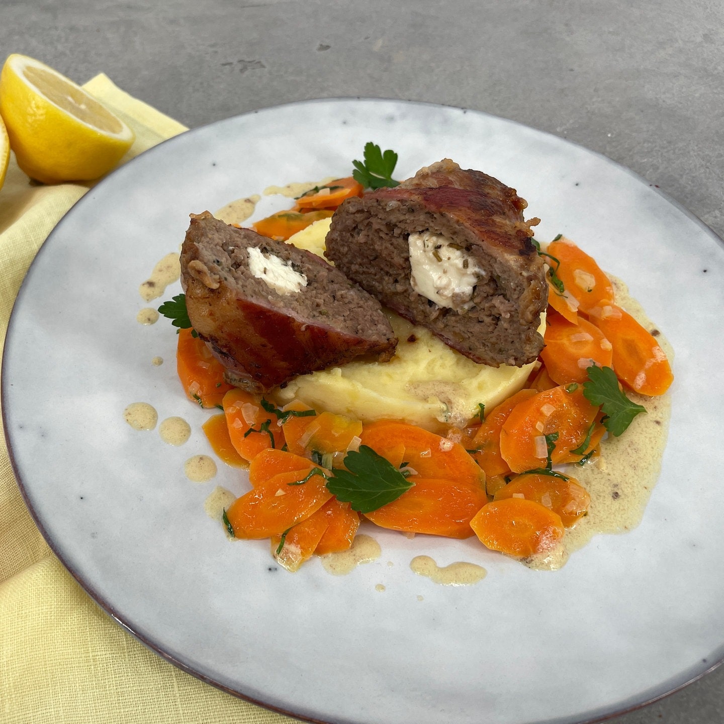 Mini-Hackbraten mit Feta, Kartoffelpüree und Karotten - Rezepte ...