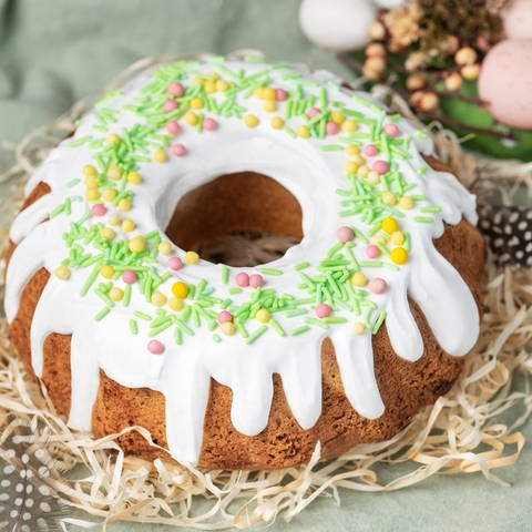 Kuchen mit Osterdeko (Foto: Colourbox)