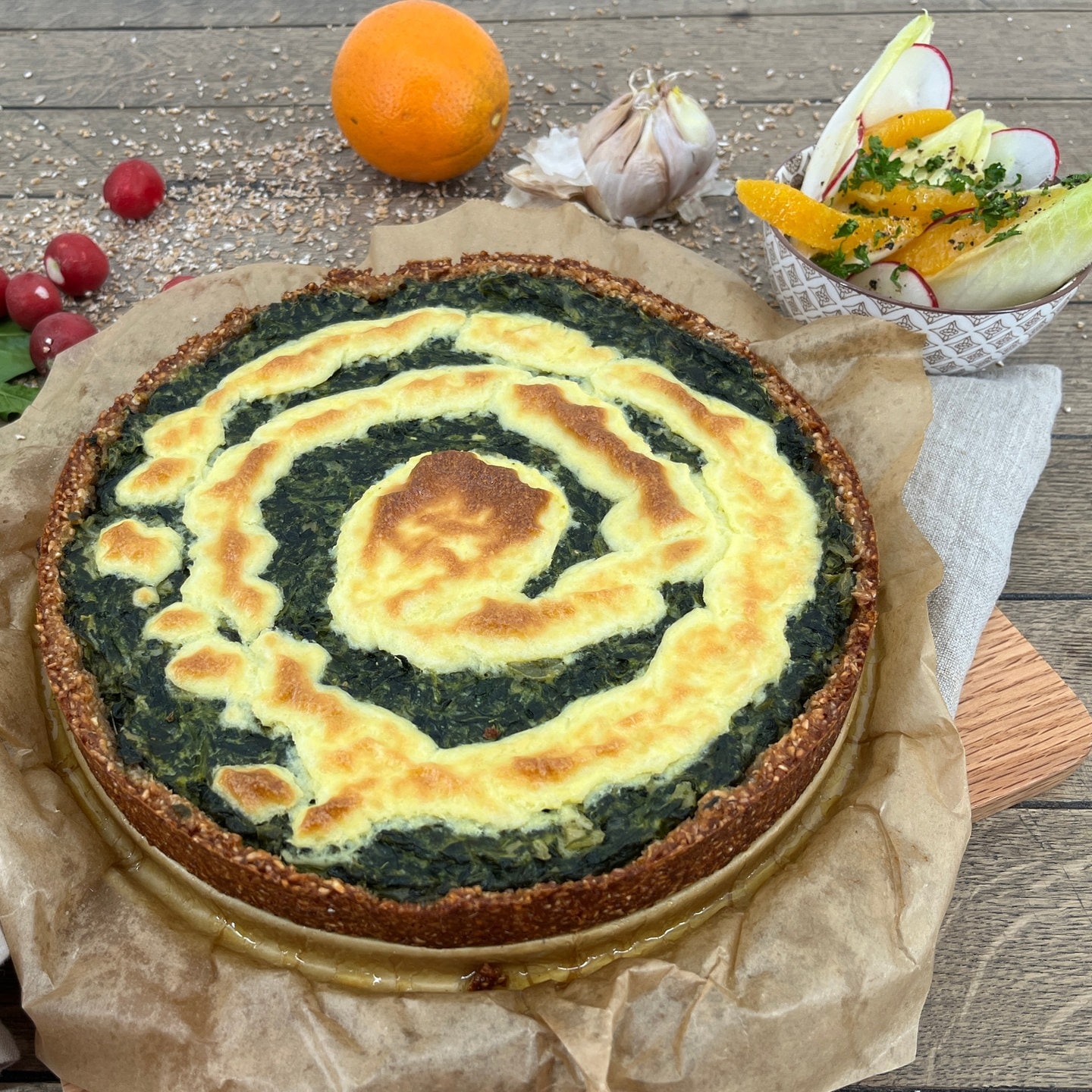 Spinat-Quiche mit Radieschen-Chicorée-Salat - Rezepte - Kaffee oder Tee ...