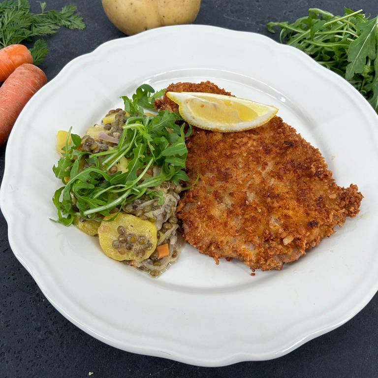 Parmesan-Schnitzel mit Kartoffel-Linsen-Salat (Foto: SWR)