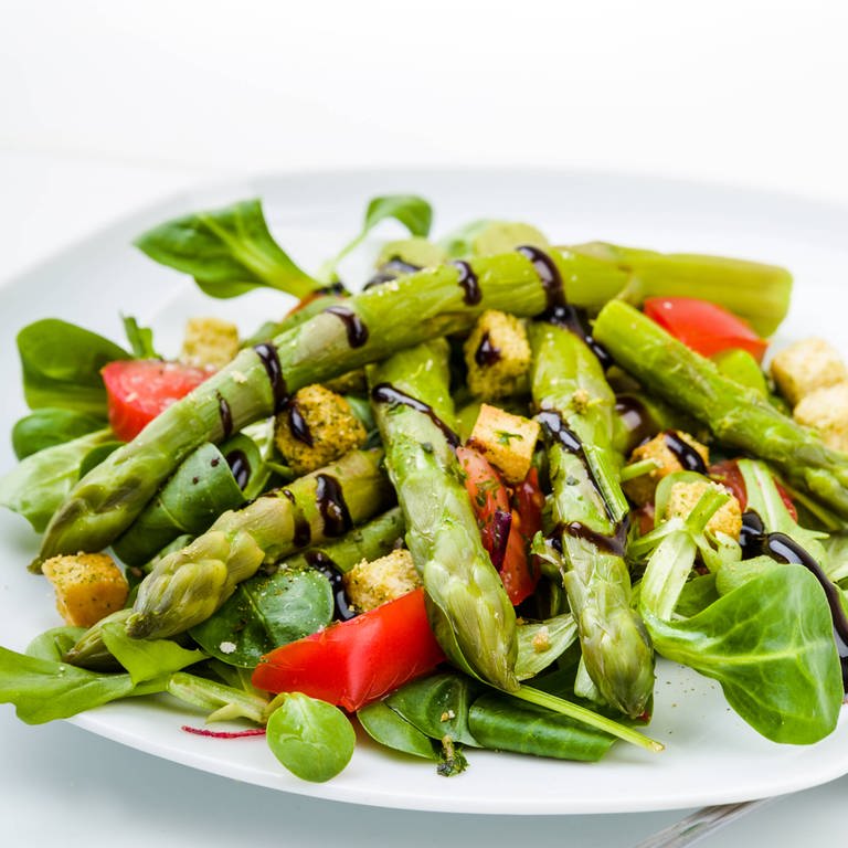 Gebratener grüner Spargel-Salat mit Kichererbsen und Walnüssen (Foto: IMAGO, IMAGO / Shotshop)