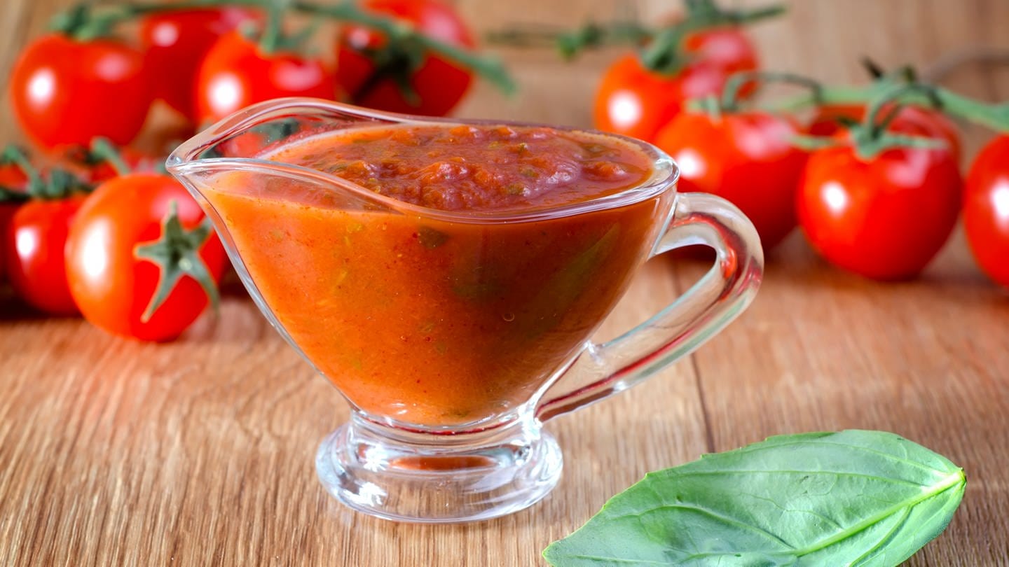 selbstgemachter Ketchup und Tomaten (Foto: Colourbox)