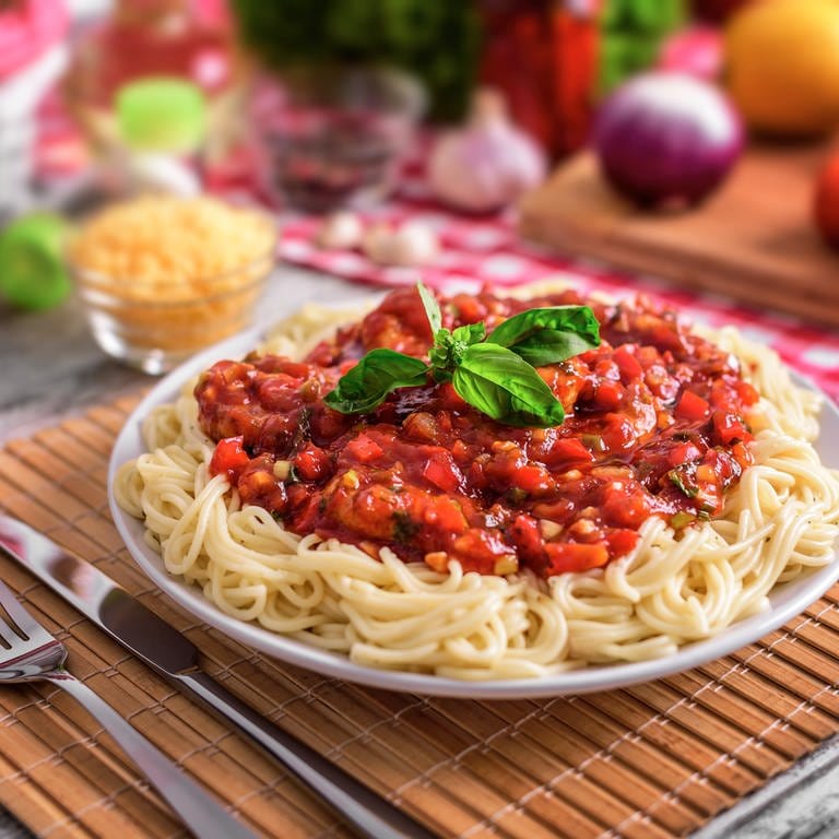 Teller mit Spaghetti Bolognese und Gemüse drum herum (Foto: Colourbox)