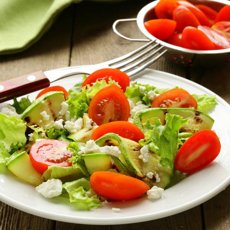 Salat mit Zucchini und Tomaten