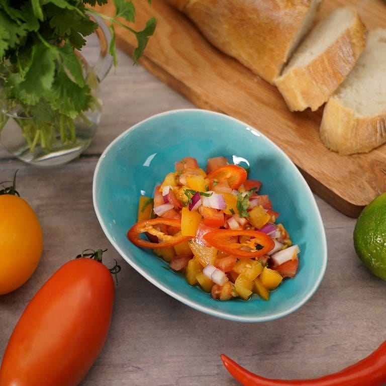 Tomatensalat mit Chili und Limette (Foto: SWR)