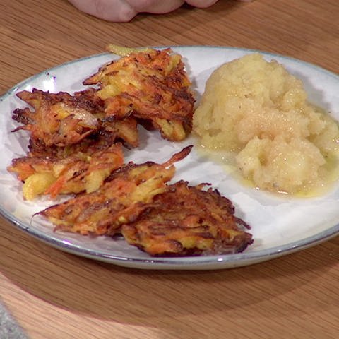 Karottenküchle mit Bratapfel (Foto: SWR)