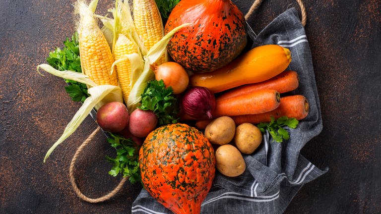 Herbstgemüse, wie Kürbis, Mais, Kartoffeln, Zwiebeln