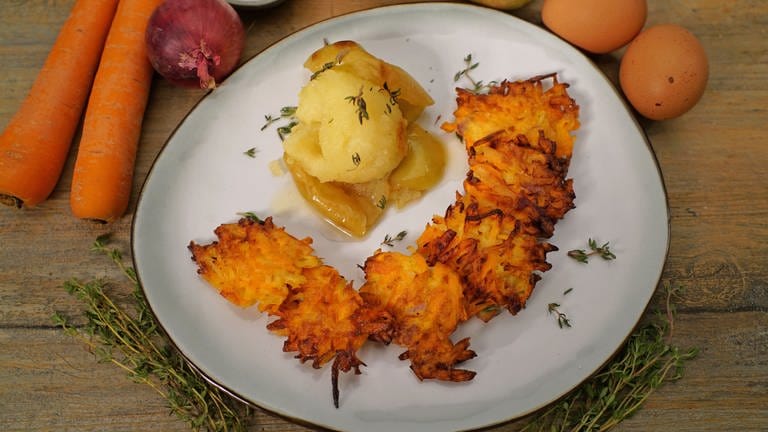 Karottenküchle mit Bratapfel (Foto: SWR)