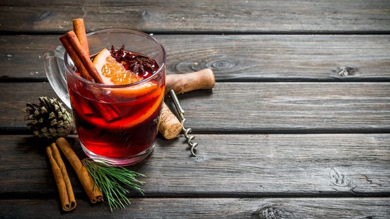 Roter Cocktail mit Orangen und Nelken (Foto: Colourbox)