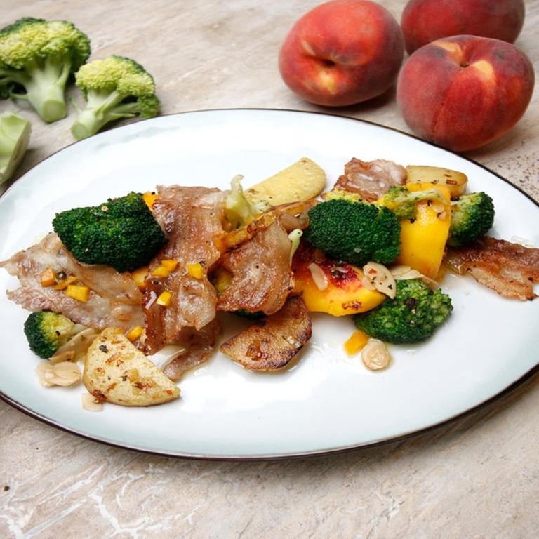 Ofen-Pfirsich mit Brokkoli und knusprigem Schweinebauch