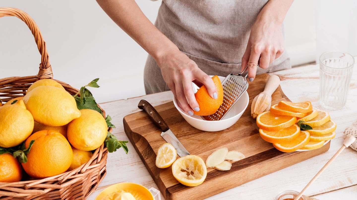 Frau drückt Grapefruit und Orangen aus (Foto: SWR)