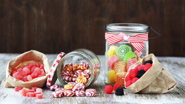 Bonbons und Gummibärchen in Gläsern (Foto: Colourbox)