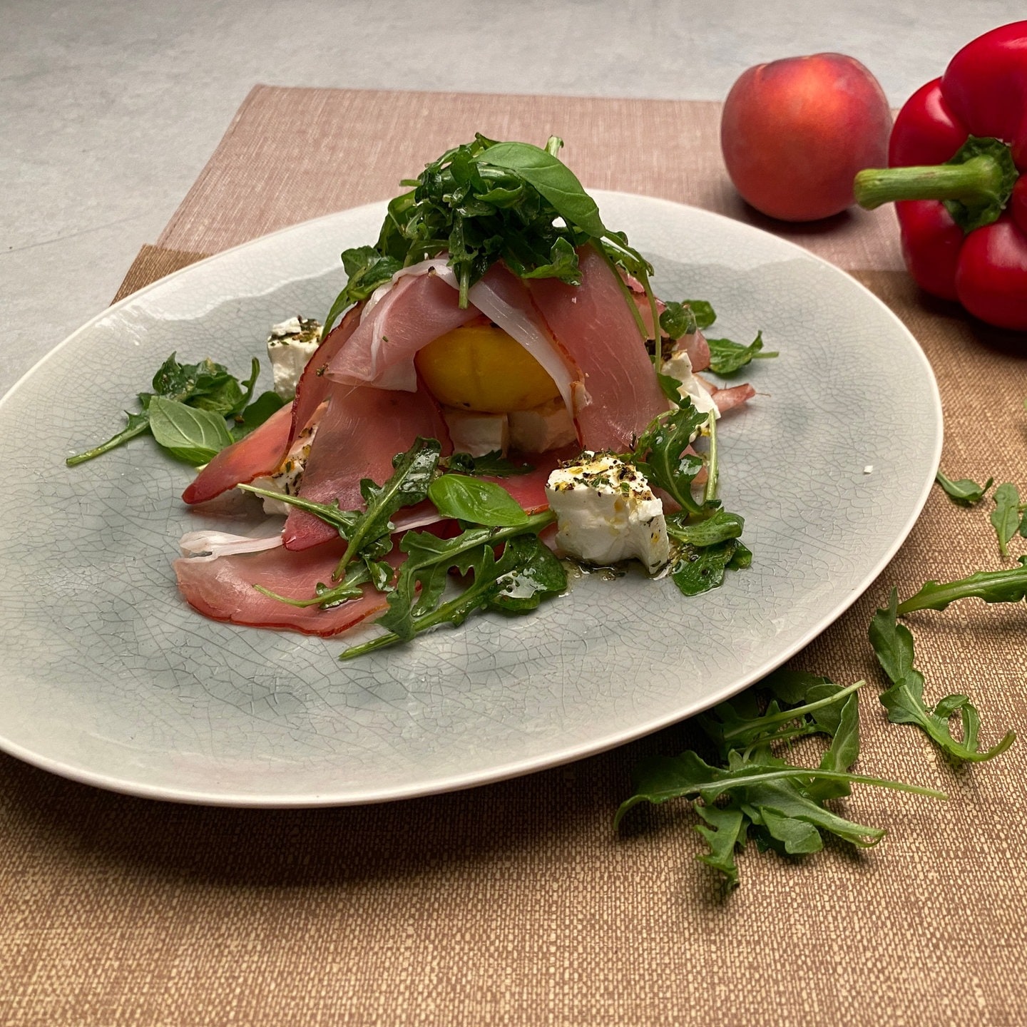 Rezept: Pfirsich-Paprika-Salat mit Rauke und Schinken - Rezepte ...