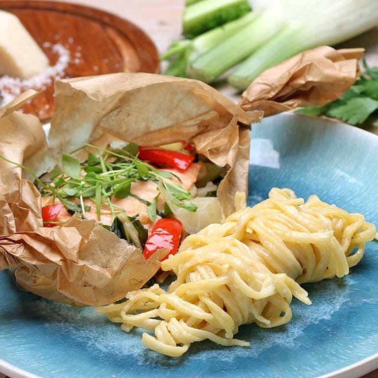 Saibling aus dem Pergament mit Parmesan-Spaghettini (Foto: SWR)
