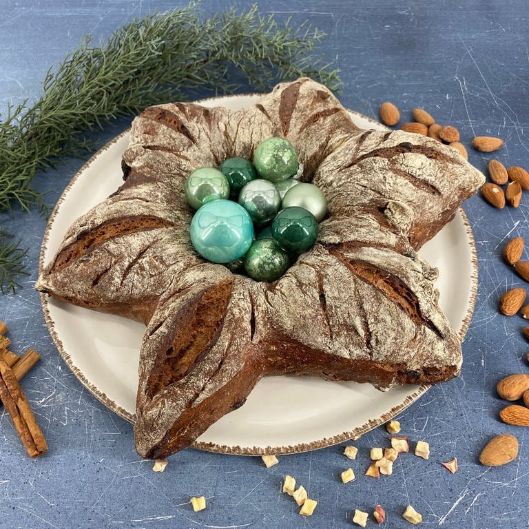 Brot-Stern mit Apfel und Mandeln