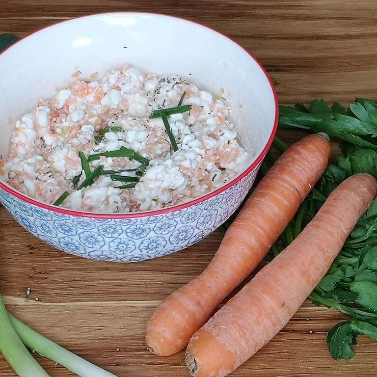 Karotten-Frühlingszwiebel-Hüttenkäse (Foto: Sabrina Dürr)