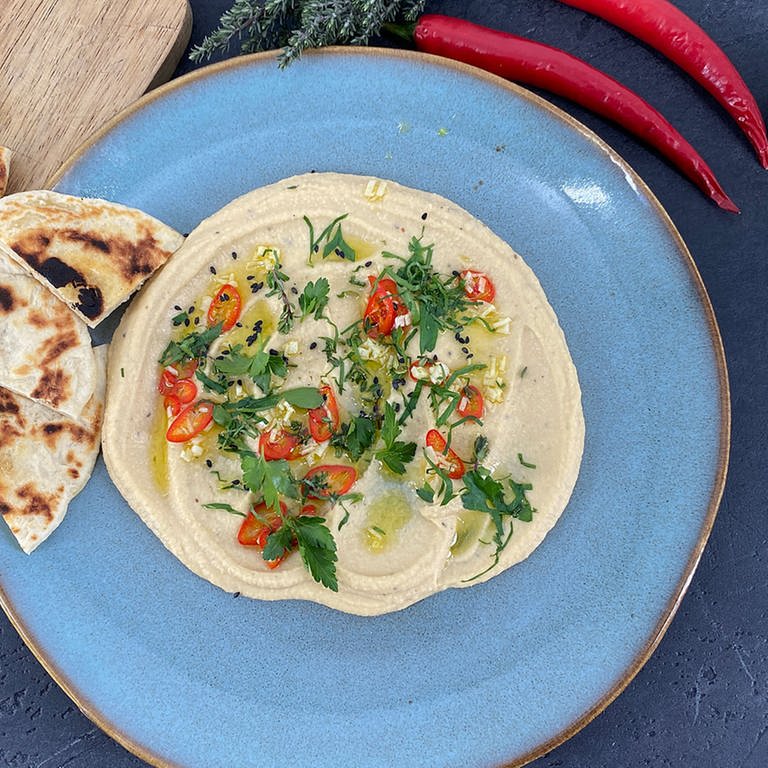 Hummus mit Chili, Zimt und Fladenbrot