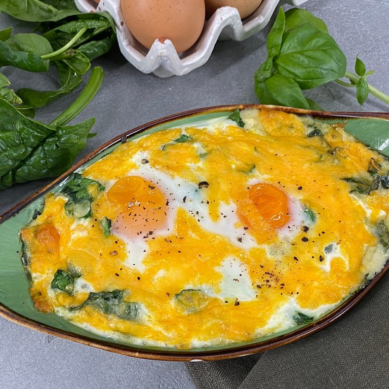 Überbackene Eier mit Käse und Spinat (Foto: SWR)