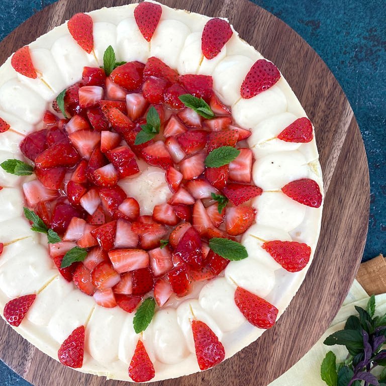 Zitronensahne-Kuchen mit Erdbeeren